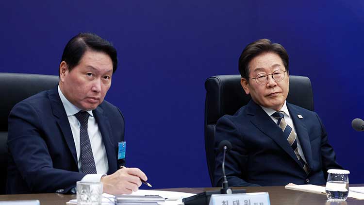 이재명 대통령과 최태원 SK 그룹 회장이 20일 울산전시컨벤션센터에서 열린 인공지능(AI) 글로벌 협력 기업 간담회에서 참석자 발언을 듣고 있다. /대통령실통신사진기자단