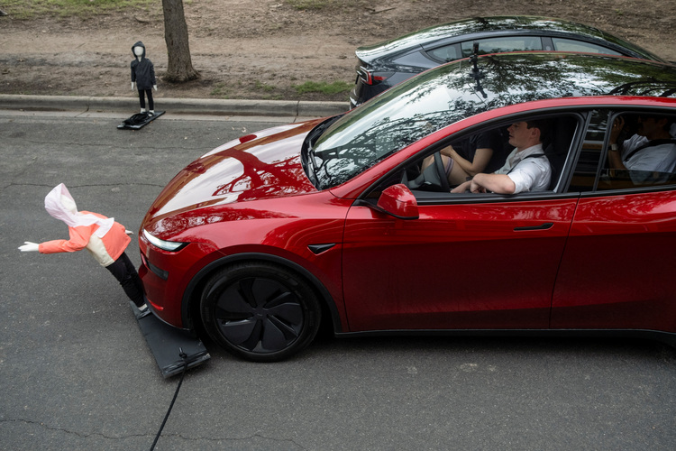 '더 돈 프로젝트'(The Dawn Project)의 테슬라 FSD 주행 실험 과정에서 어린이 모형에 충돌하는 모습. /REUTERS=연합뉴스