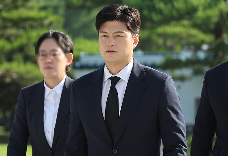 국민의힘 김용태 비상대책위원장이 22일 국립서울현충원 현충탑을 참배하고 있다. /연합뉴스