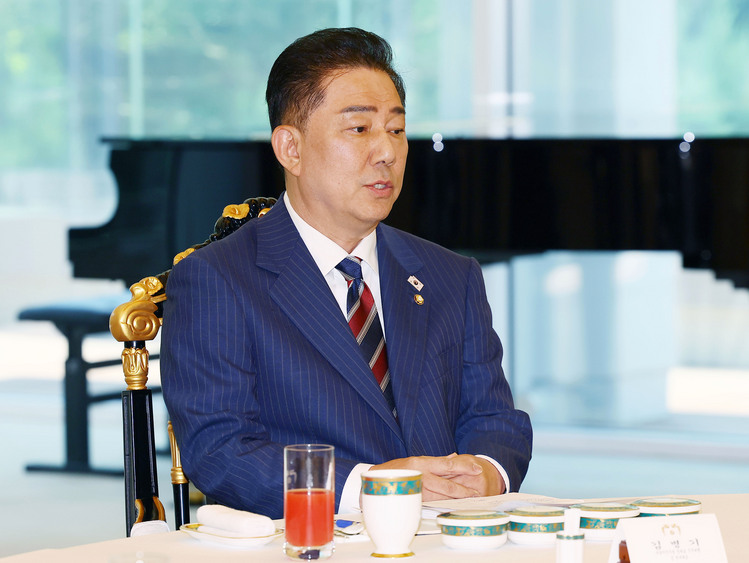 더불어민주당 김병기 당대표 직무대행 겸 원내대표가 22일 서울 한남동 관저에서 열린 이재명 대통령과의 여야 지도부 오찬에서 발언하고 있다. /연합뉴스