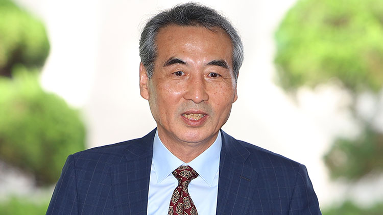 윤석열 전 대통령 부인 김건희 여사 관련 의혹을 수사하는 민중기 특별검사가 23일 서울 서초구 서초동에 마련된 임시 사무실로 출근하며 취재진 질문에 답하고 있는 모습 /연합뉴스 