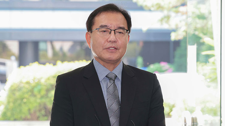 순직 해병 수사 방해 의혹 사건을 수사하는 이명현 특별검사가 23일 서울 서초구 사무실로 출근하며 취재진 질문에 답하고 있는 모습 /연합뉴스