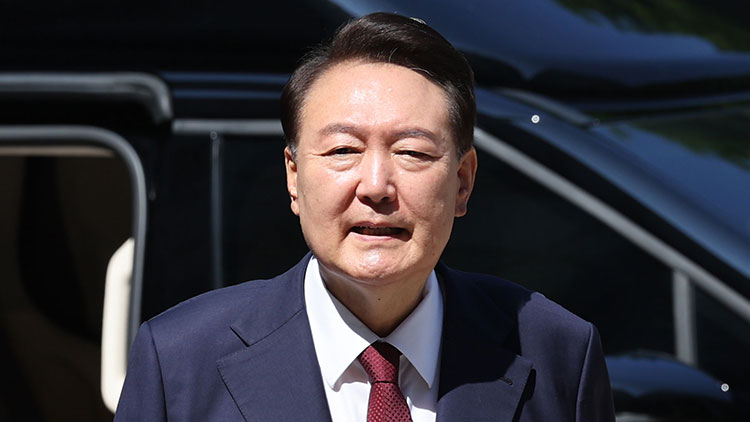 윤석열 전 대통령이 23일 서울 서초구 서울중앙지방법원에서 열린 내란 우두머리 혐의·직권남용 권리행사 방해 혐의 사건 8차 공판에 출석하고 있는 모습. /사진공동취재단