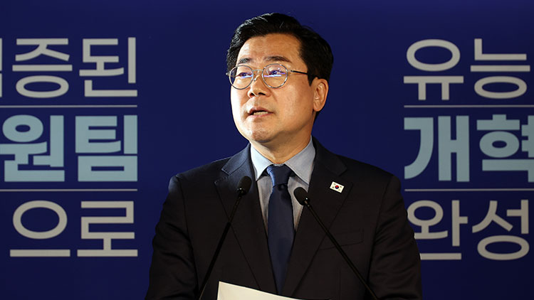 더불어민주당 박찬대 의원이 23일 서울 여의도 중앙당사에서 당 대표 선거 출마를 선언하고 있다. /연합뉴스