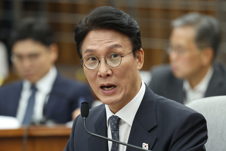 김민석 국무총리 후보자가 24일 서울 여의도 국회에서 열린 인사청문회에서 의원질의에 답변하고 있다. /연합뉴스