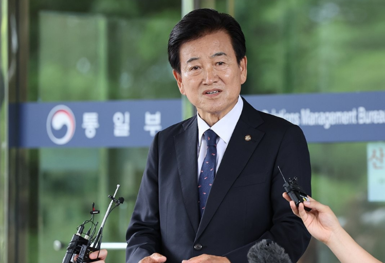 정동영 통일부 장관 후보자가 24일 서울 종로구 남북관계관리단에 마련된 인사청문회 준비사무실로 들어서며 취재진의 질문에 답하고 있다.