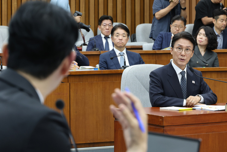 김민석 국무총리 후보자가 24일 서울 여의도 국회에서 열린 인사청문회에서 국민의힘 주진우 의원의 질문에 답하고 있다. /연합뉴스