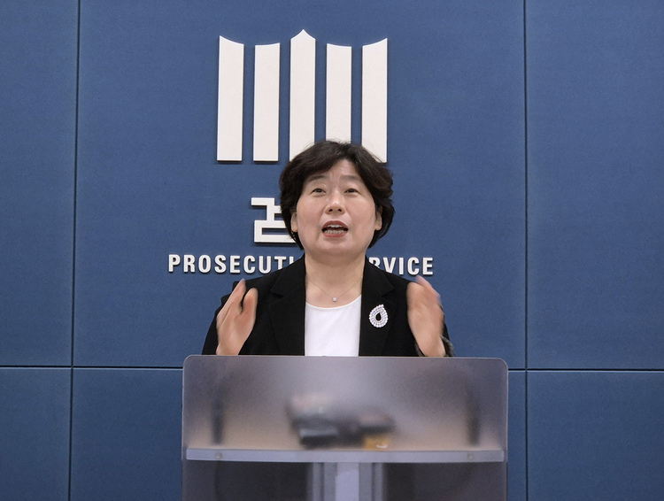 '12·3 비상계엄 사건'을 수사하는 조은석 내란 특검팀의 박지영 특검보가 24일 서울 서초구 서울고등검찰청 기자실에서 윤석열 전 대통령에 대해 특수공무집행방해 혐의 등으로 체포영장을 전격 청구했다는 내용을 브리핑하고 있다.  /연합뉴스