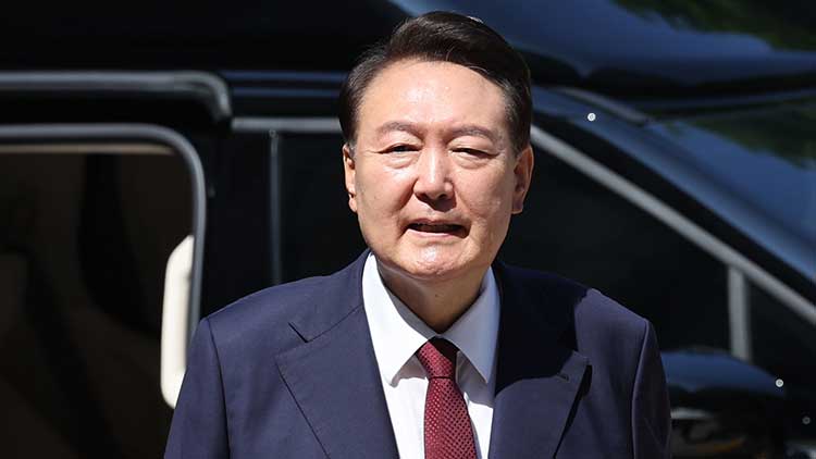 윤석열 전 대통령이 지난 23일 서울 서초구 서울중앙지방법원에서 열린 내란 우두머리 혐의·직권남용 권리행사 방해 혐의 사건 8차 공판에 출석하고 있다. /연합뉴스 