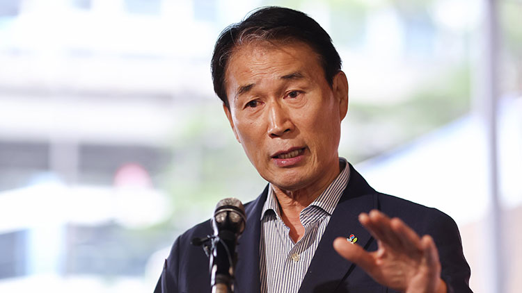 권오을 국가보훈부 장관 후보자가 25일 청문회 준비 사무실이 마련된 서울스퀘어 건물에 도착 후 취재진 질문에 답하는 모습 /연합뉴스