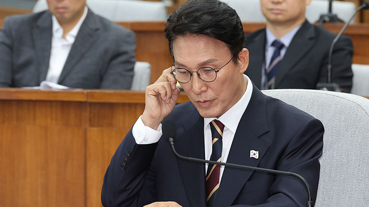 김민석 국무총리 후보자가 25일 서울 여의도 국회에서 열린 인사청문회에서 의원질의를 듣고 있는 모습 /연합뉴스