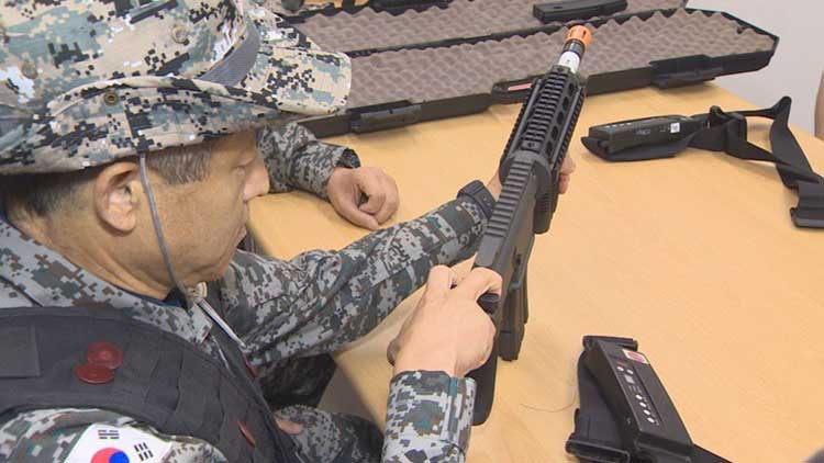 지난 23일 시니어아미 회원들이 훈련용 모형 소총으로 격발 연습을 하는 모습