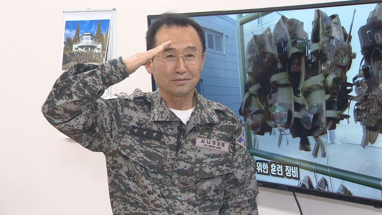 이기선(65) 씨가 서울 동작구 시니어아미 사무실에서 관등성명을 외치는 모습