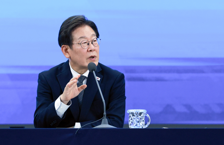 이재명 대통령이 25일 광주광역시 국립아시아문화전당에서 '광주시민·전남도민 타운홀미팅'을 하고 있다.  /대통령실통신사진기자단