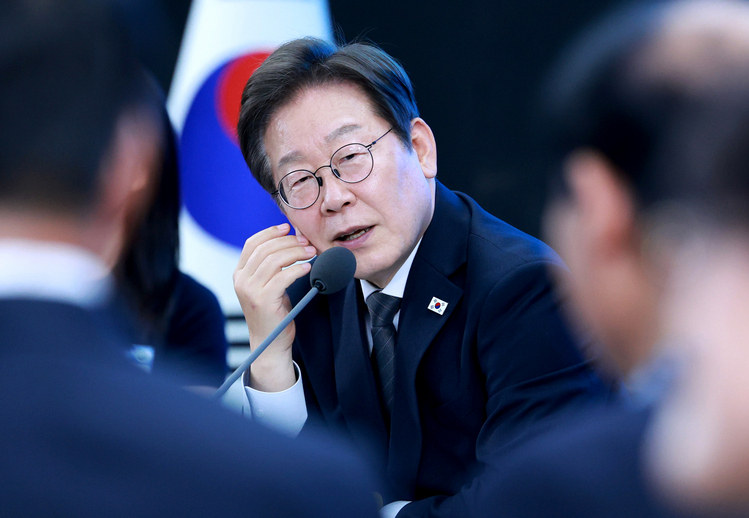 이재명 대통령이 25일 광주광역시 국립아시아문화전당에서 '광주시민·전남도민 타운홀미팅'을 하며 발언하고 있다.  /대통령실통신사진기자단