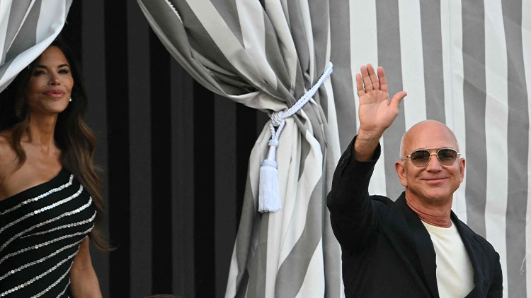 아마존 창업자 제프 베이조스와 그의 약혼자 로런 산체스가 25일(현지시간) 베니스 호텔을 떠나는 모습,/REUTERS=연합뉴스