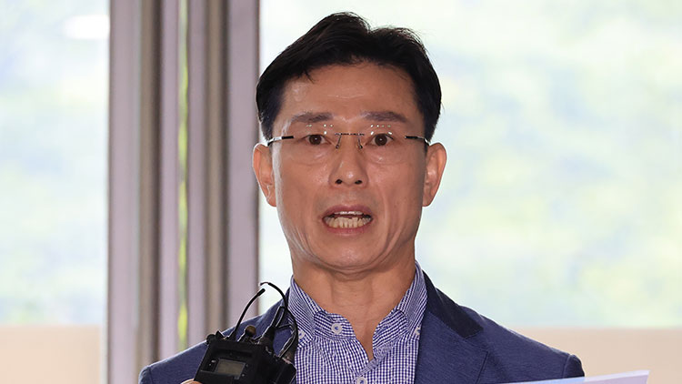 임성근 전 해병대 1사단장이 26일 순직해병 수사 방해 의혹 사건을 수사하는 이명현 특검과 면담을 요청하며 서울 서초구 특검 사무실을 방문해 입장문을 읽고 있다. /연합뉴스