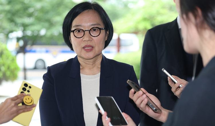 한성숙 중소벤처기업부 장관 후보자가 26일 인사청문회 준비 사무실로 출근하며 취재진 질문에 답하고 있다. /연합뉴스