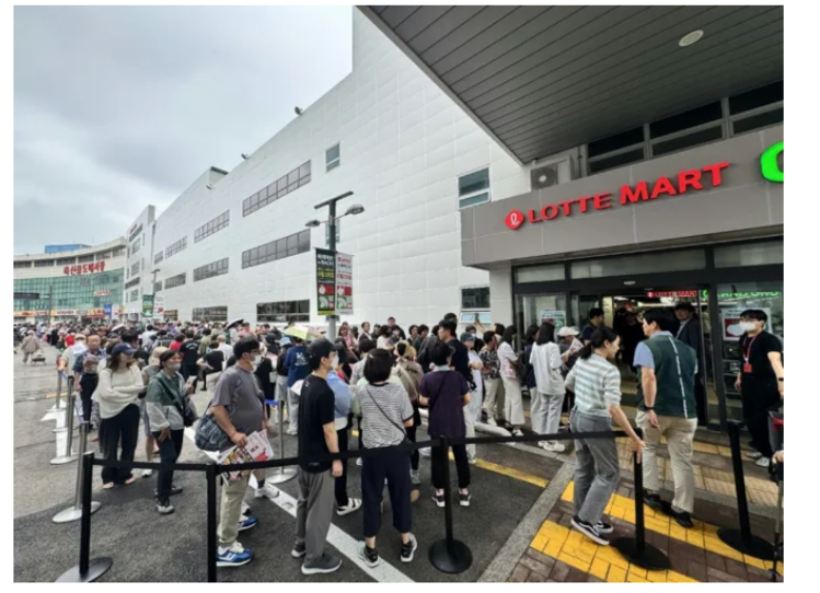 오늘(26일) 개장한 롯데마트 구리점. 영업에 앞서 1천여명의 손님이 몰렸다. (출처:롯데마트)
