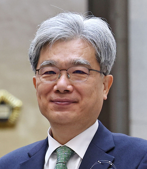 대통령실은 이재명 대통령이 26일 신임 헌법재판소장에 김상환 제주대 법학전문대학원 석좌교수를 지명했다고 강훈식 대통령비서실장의 인사브리핑을 통해 발표했다. /연합뉴스