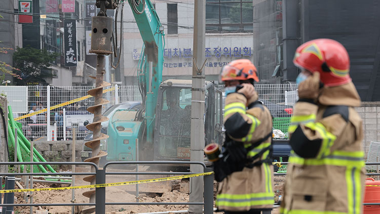 27일 오전 10시 47분께 서울 서초구 지하철 2호선 교대역의 11번 출구 인근에서 도시가스가 유출되는 사고가 발생해 역 주변이 통제되고 있다. /연합뉴스