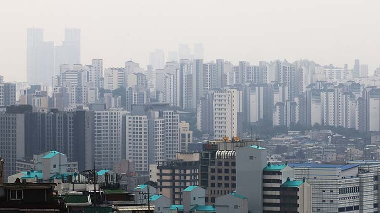 정부가 27일 발표한 가계부채 관리 강화 방안은 수도권·규제지역 주택담보대출 최대한도를 6억원으로 설정해 과도한 대출을 막고, 실수요가 아닌 경우 대출을 제한하는 데 초점을 맞췄다. 정부가 이날 '초강수' 대출 규제책을 내놓은 것은 서울 강남 아파트값 급등세가 최근 비강남권까지 확산하며 상황이 심상치 않다고 판단했기 때문이다. 사진은 이날 촬영한 서울시 아파트. /연합뉴스