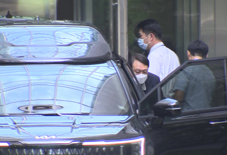 특별검사팀 출범을 앞두고 우울증 등 지병을 이유로 입원했던 김건희 여사가 27일 퇴원했다. 이날 오후 서울아산병원에서 윤석열 전 대통령이 김 여사의 휠체어를 밀어주고 있다. /연합뉴스