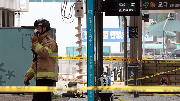 27일 오전 10시 47분께 서울 서초구 지하철 2호선 교대역의 11번 출구 인근 공사현장에서 굴착기가 도시가스 배관을 뚫는 사고가 발생해 교대역 사거리 일대가 통제되고 있다./연합뉴스