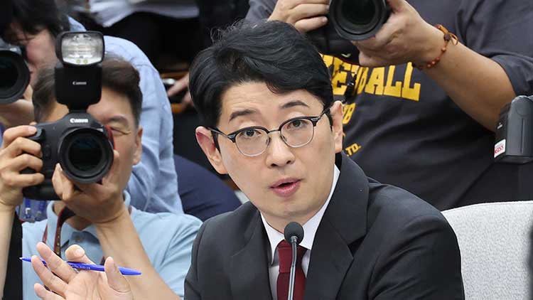 김민석 국무총리 후보자가 지난 24일 서울 여의도 국회에서 열린 인사청문회에서 국민의힘 주진우 의원의 질문을 듣고 있다. /연합뉴스 