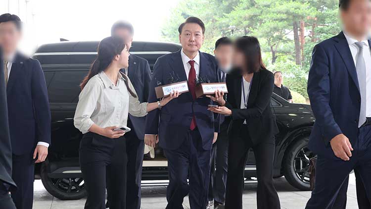 윤석열 전 대통령이 28일 피의자 신분으로 내란특검 조사를 받기 위해 서울 서초구 서울고검 청사로 출석하고 있다. /연합뉴스