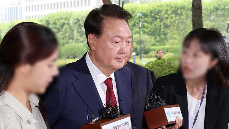 윤석열 전 대통령이 28일 피의자 신분으로 내란특검 조사를 받기 위해 서울 서초구 서울고검 청사로 출석하고 있다. /연합뉴스 