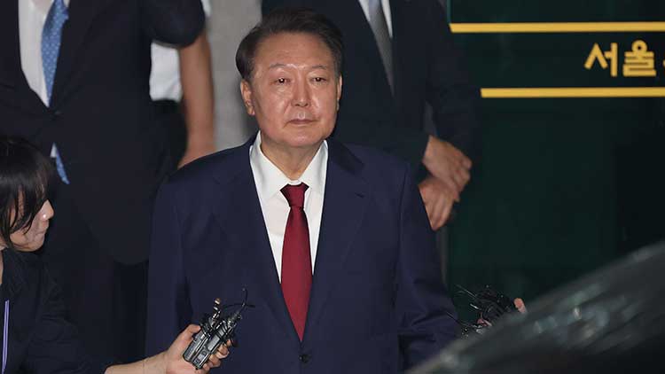 피의자 신분으로 내란 특검 조사를 받은 윤석열 전 대통령이 서초구 서울고검 청사를 나서고 있다. /연합뉴스 