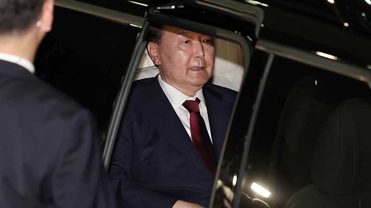 피의자 신분으로 내란 특검 조사를 받은 윤석열 전 대통령이 서초구 서울고검 청사를 나선 후 차량에 탑승해 있다. /연합뉴스 