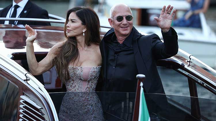 아마존 창업자 제프 베조스와 그의 아내 로렌 산체스 베조스가 2025년 6월 28일 이탈리아 베니스에서 결혼식 3일째 되는 날, 아만 베니스 호텔을 떠나 보트를 타고 여행하고 있다. /REUTERS=연합뉴스