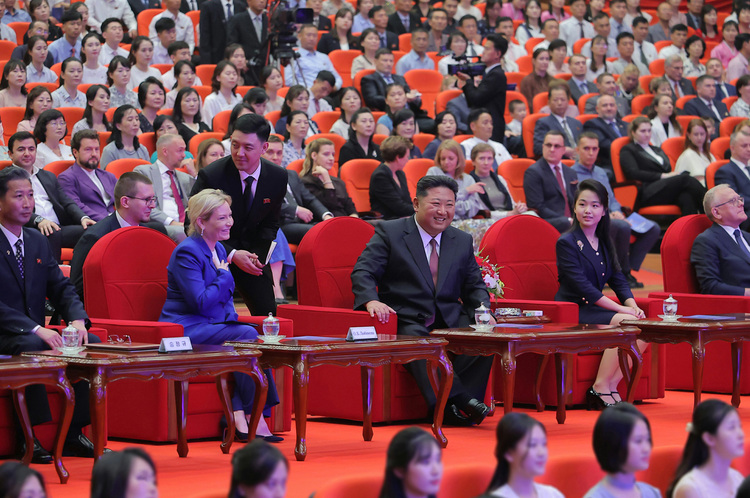 김정은 북한 국무위원장이 지난 29일 당 중앙위원회 본부청사에서 올가 류비모바 러시아 문화부 장관을 접견하고 공연을 관람했다고 조선중앙통신이 30일 보도했다. / 조선중앙통신