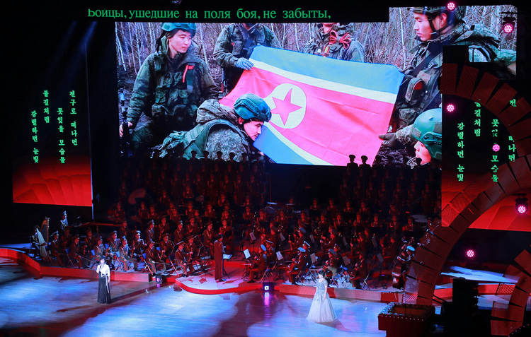 김정은 북한 국무위원장이 지난 29일 당 중앙위원회 본부청사에서 올가 류비모바 러시아 문화부 장관을 접견하고 공연을 관람했다고 조선중앙통신이 30일 보도했다.  / 조선중앙통신
