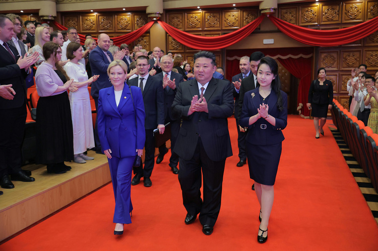 김정은 북한 국무위원장이 지난 29일 당 중앙위원회 본부청사에서 올가 류비모바 러시아 문화부 장관을 접견하고 공연을 관람했다고 조선중앙통신이 30일 보도했다. / 조선중앙통신