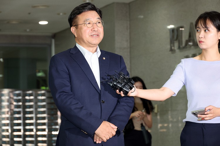 윤호중 행정안전부장관 후보자가 오늘(30일) 첫 출근길에서 취재진의 질문에 답하고 있다