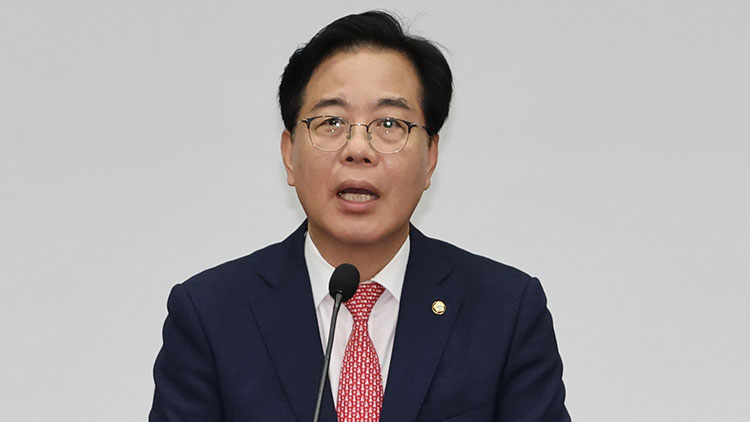 국민의힘 송언석 원내대표가 30일 서울 여의도 국회에서 열린 의원총회에서 발언하고 있다. /연합뉴스