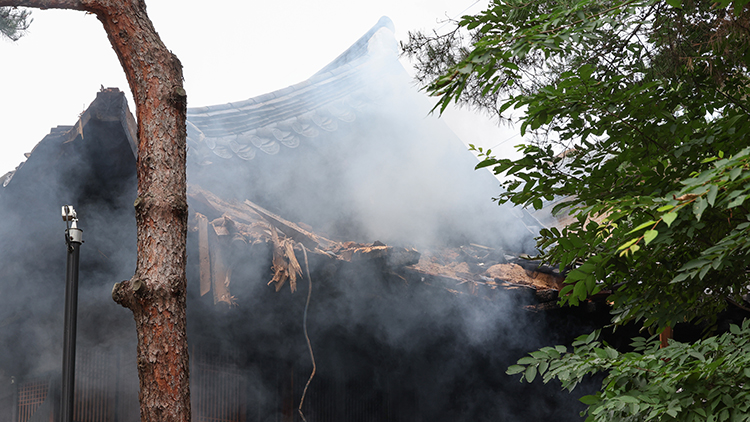30일 서울 성북구 '성북동 별서(성락원)' 내 송석정에서 화재가 발생, 연기가 피어오르고 있다. 성락원은 조선시대의 대표적인 별서정원으로 한국 전통 정원의 원형을 잘 보존하고 있는 문화유산이다./연합뉴스