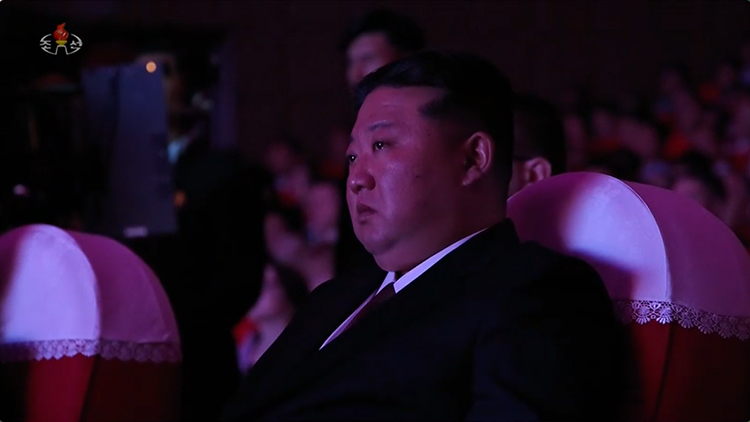 북한 김정은 국무위원장이 공연 관람 중 눈물을 글썽이고 있다. / 출처 : 조선중앙TV)