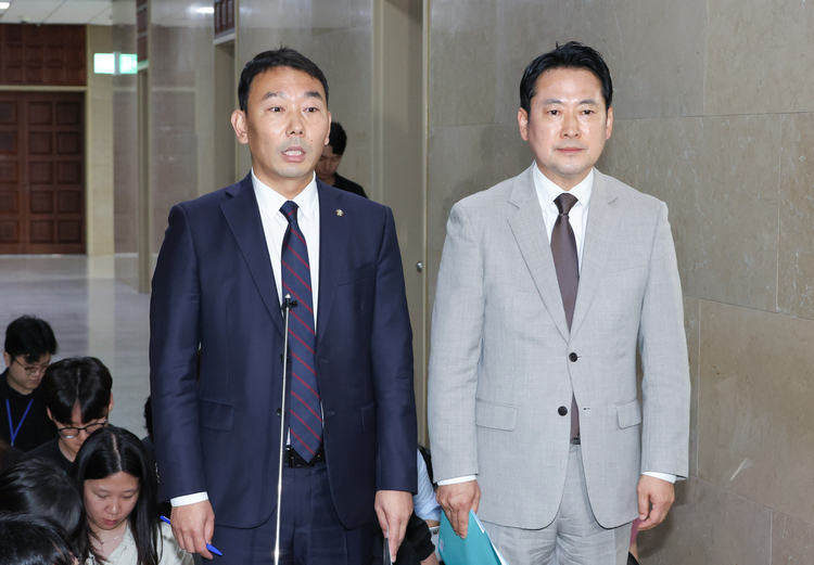 국회 법제사법위원회 여야 간사인 더불어민주당 김용민 의원(왼쪽)과 국민의힘 장동혁 의원이 2일 서울 여의도 국회에서 상법개정안 처리에 합의한 뒤 취재진에게 합의 내용을 설명하고 있다. /연합뉴스