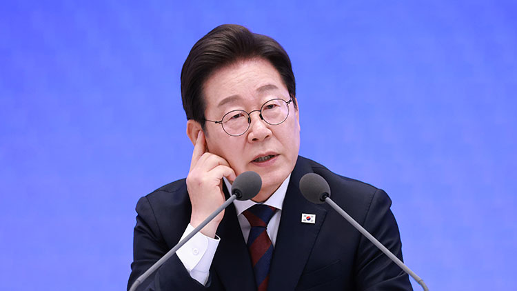 이재명 대통령이 3일 청와대 영빈관에서 열린 '대통령의 30일, 언론이 묻고 국민에게 답하다' 기자회견에서 발언하고 있다.  /연합뉴스