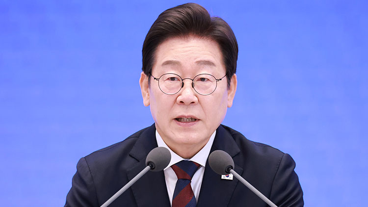 이재명 대통령이 3일 청와대 영빈관에서 '대통령의 30일, 언론이 묻고 국민에게 답하다' 기자회견을 하고 있다. /대통령실통신사진기자단