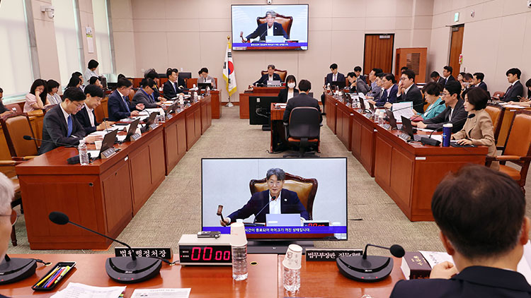 3일 서울 여의도 국회에서 열린 법제사법위원회 전체회의에서 상법 일부개정법률안이 통과되고 있다. /연합뉴스