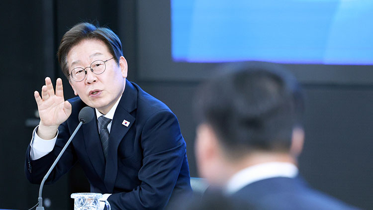 이재명 대통령이 지난 6월 25일 광주광역시 국립아시아문화전당에서 '광주시민·전남도민 타운홀미팅'을 하는 모습 /대통령실통신사진기자단