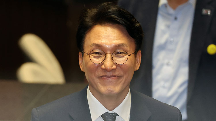 김민석 국무총리 후보자가 3일 국회 본회의에서 자신에 대한 임명동의안 투표를 마치고 이동하고 있다. /연합뉴스