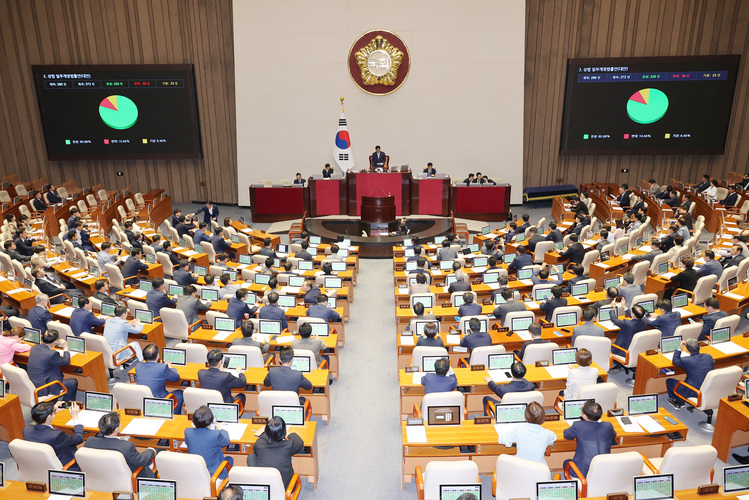3일 국회 본회의에서 상법 일부개정법률안이 통과되고 있다.  /연합뉴스