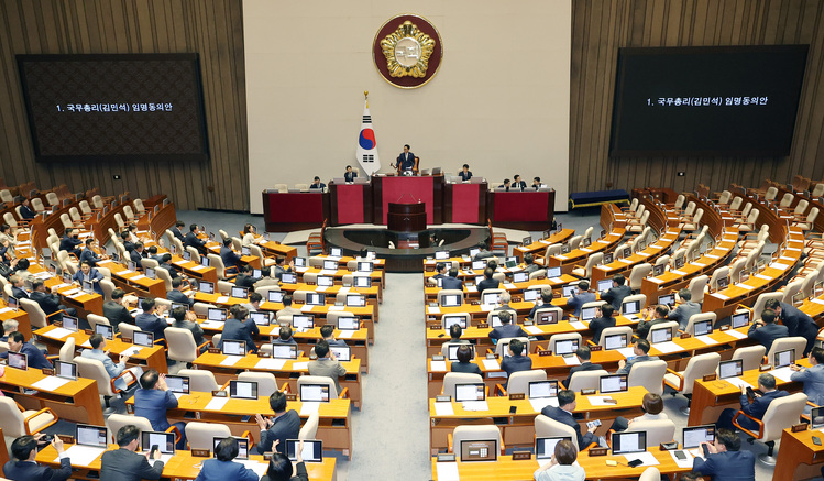 3일 국회 본회의에서 김민석 국무총리 후보자 임명동의안이 국민의힘 의원들이 불참한 가운데 통과되고 있다. /연합뉴스
