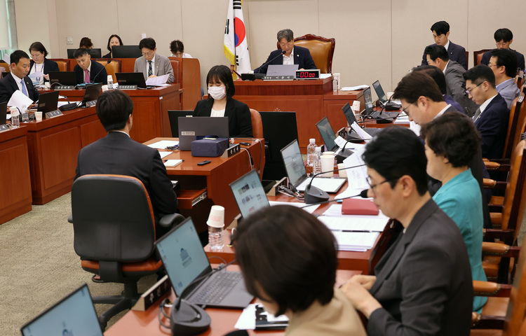 3일 서울 여의도 국회에서 열린 법제사법위원회 전체회의에서 더불어민주당 소속 이춘석 위원장이 의사봉을 두드리고 있다. /연합뉴스